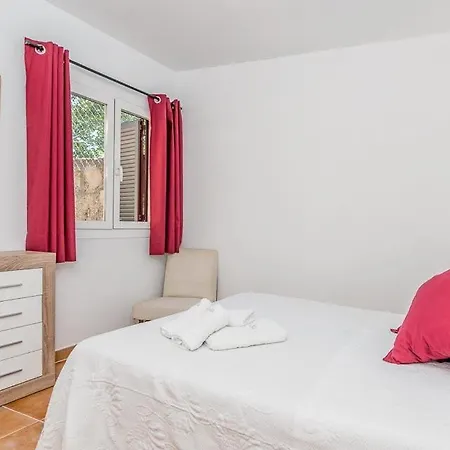 Sleeps 2 With Pool Air Con And Wifi